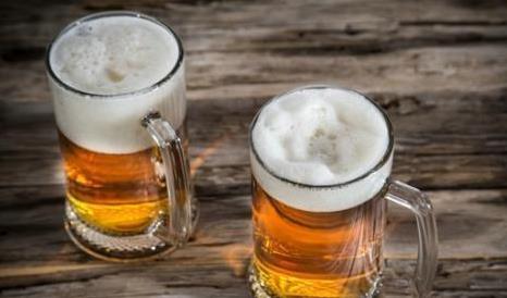 新春佳節(jié)需警惕 白酒啤酒勿混飲，酒精飲料皆須慎